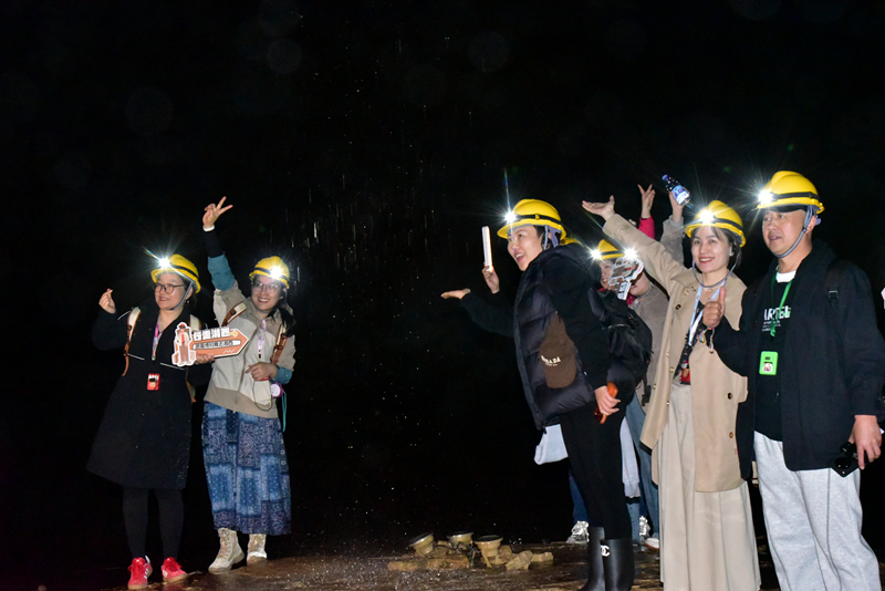 黃龍洞迎來(lái)河南省研學(xué)考察團(tuán)