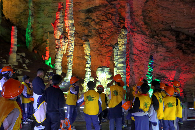 春假掀起研學(xué)熱，黃龍洞景區(qū)“含娃量”大幅攀升