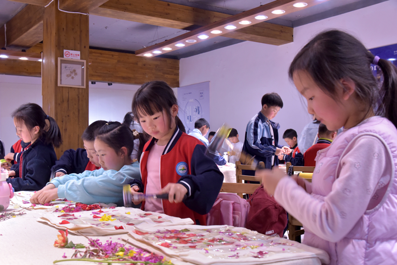 網(wǎng)絡(luò)評(píng)論｜春假研學(xué)熱涌黃龍洞 文旅融合解鎖成長(zhǎng)新方式